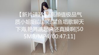 新来的人妻母狗露脸激情4P伺候三个大哥，堪比AV现场直播两个大哥草嘴一个大哥草下面，淫乱刺激嘴里尿尿喝