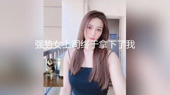 雪儿r粉 和闺蜜一起到农村找了两个小伙户外直播，小伙太久没碰女人，抱着女主的头一顿疯狂鸡巴插嘴