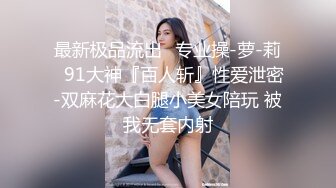 黑客破解家庭摄像头真实偸拍，爱美丽身材苗条小骚妇卧室日常换衣自慰，与两个男人床上玩3P关系很混乱