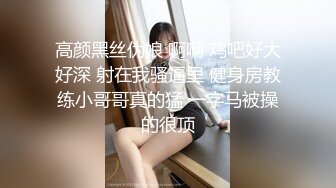 后妈好骚啊看黄片受不了勾搭在做饭的后妈，齐逼短裙摸她奶子撩她短裙，按着头让她给口交，掏出大鸡巴直接后入